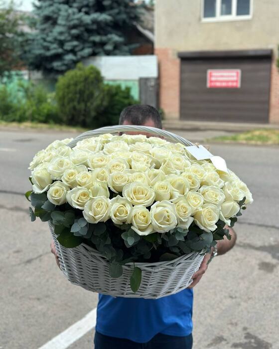 Корзина из 101 розы