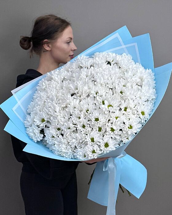 Букет из 25 белых ромашковых хризантем