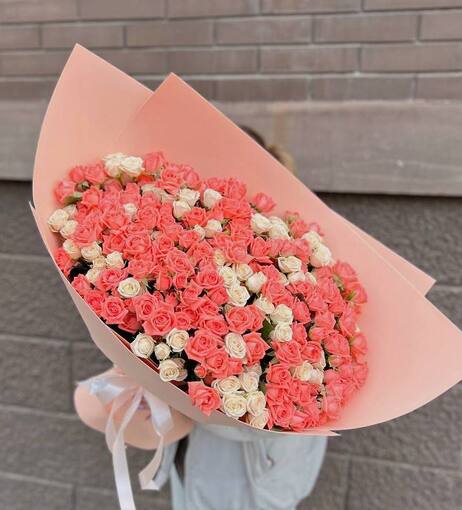 Букет из 59 веток кустовой розы, микс