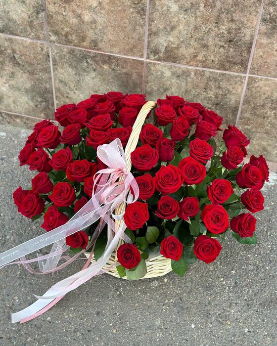 Корзина из 71 розы